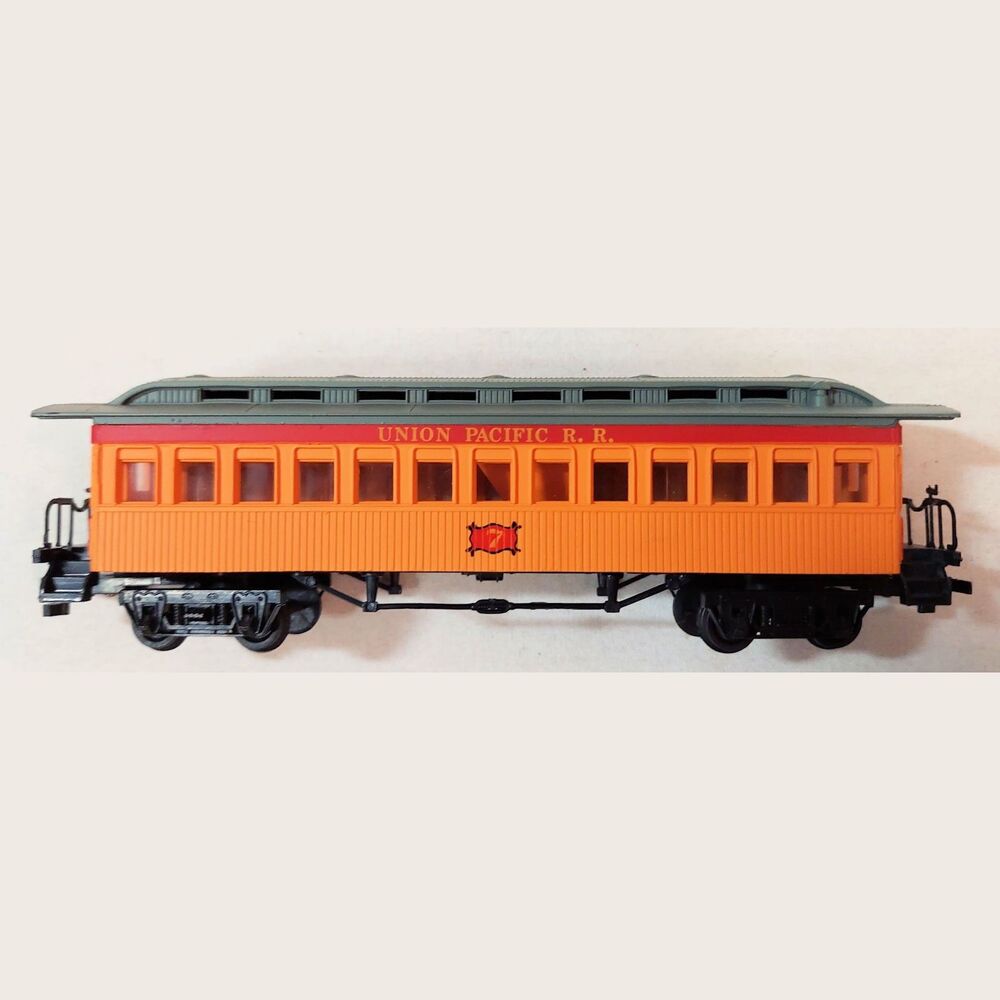 Bachmann HO Scale 47' Old Time Passenger Car Union Pacific RR #7 Orange